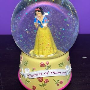 Disney Enesco Snow White “Fairest Of Them All” Waltz Of The Flowers Snow Globe